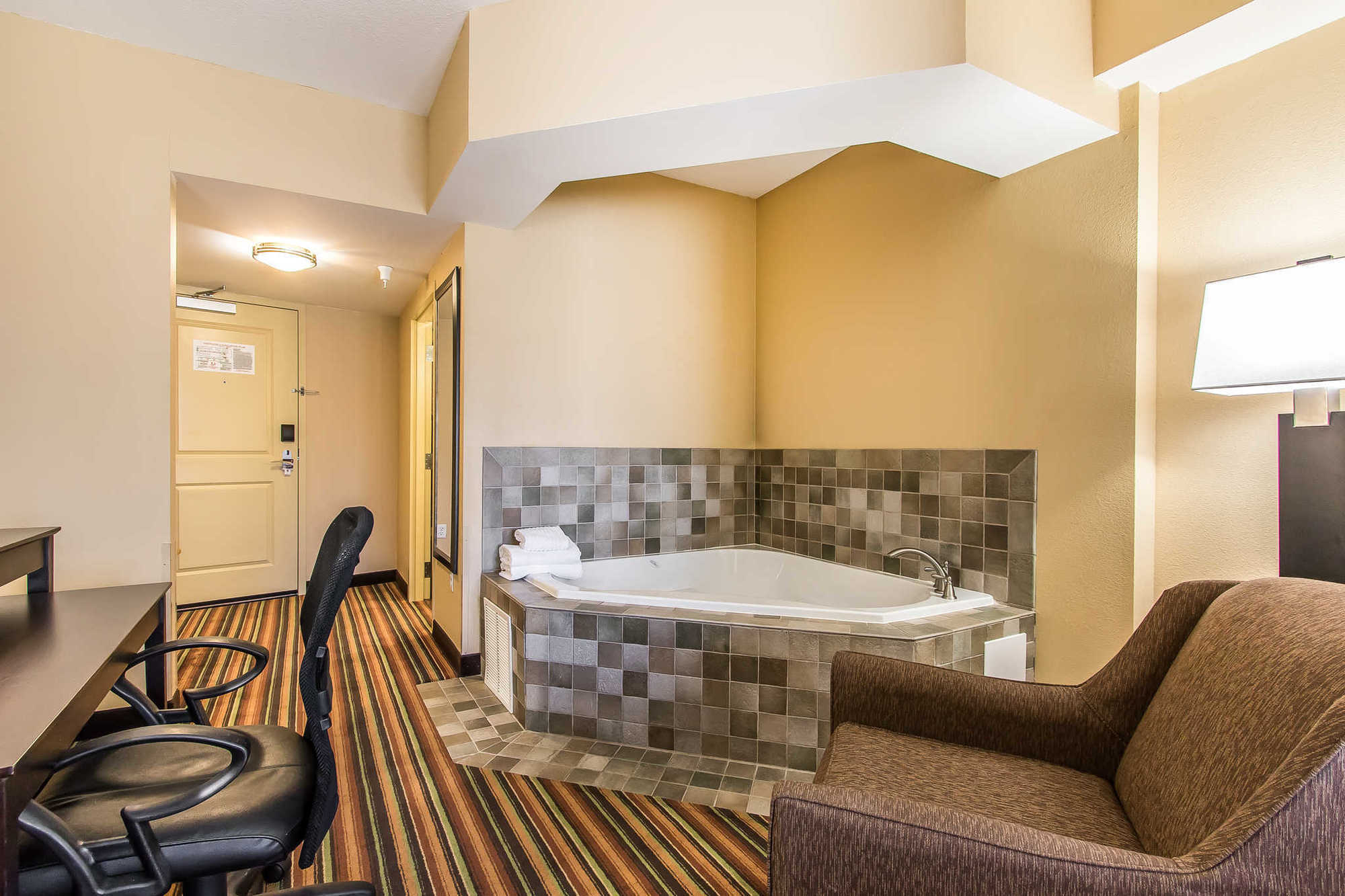 Comfort Suites Jackson I-40 Номер фото